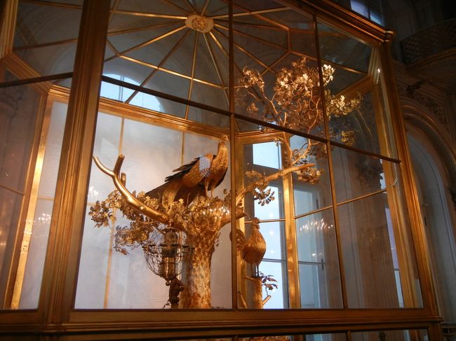 孔雀の時計。<br />よくテレビで見ますよね。