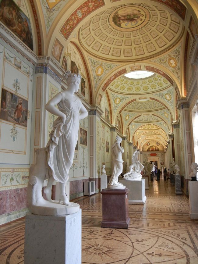 手前の像のポーズいいですよね！