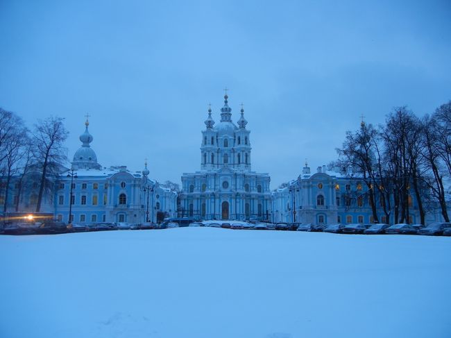 10：30am<br />そろそろ太陽が顔を出しそう。<br /><br />ここはシモーリヌイ修道院。