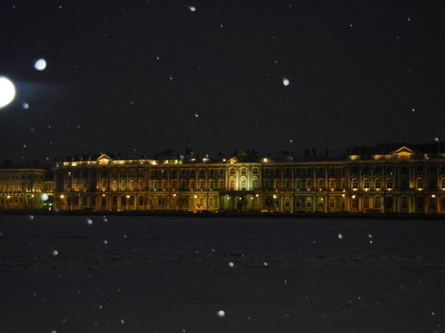9：50am<br />まだ夜が明けない。<br /><br />ここは雪の降る中、ライトアップされたエルミタージュ美術館。<br />エルミタージュ美術館の手前にうつっているのは道ではなくネヴァ川。おそらく凍結した上に雪が積もった。