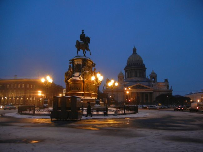 10：10am<br />少し明るくなってきました。<br /><br />ここはイサク広場。<br />右奥の建物がイサク聖堂。広場の中央には馬に乗っているニコライ１世の像。