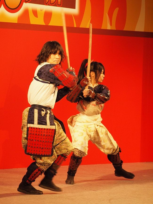 埼玉県行田市の忍城からやってきた「忍城おもてなし甲冑隊」の演舞が始まったので急いでステージに向かいました。