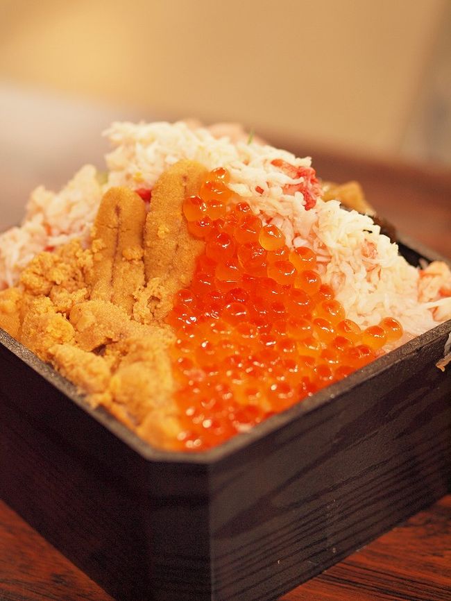 相方と２人でぶらぶら・・・<br /><br />おいしそうな海鮮弁当を発見♪<br />夜になったので３００円引き<br /><br />たっぷりのカニとイクラとウニがのっていました。