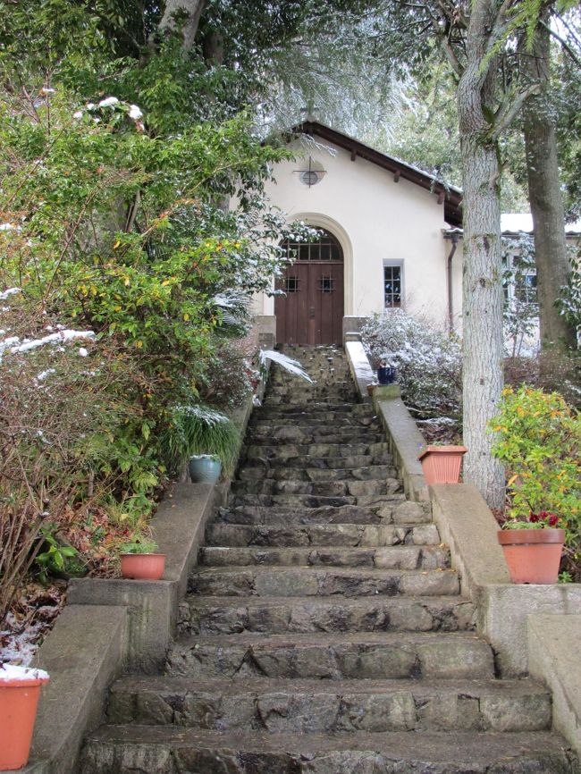 そして向かった先は、ヴォーリズの開設したサナトリウムであった、ヴォーリズ記念病院です。<br /><br />八幡山の麓に建てられた迷路のような敷地内を上がると、滋賀県のフリーマガジンの表紙に使われた建物が隠れるようにありました。