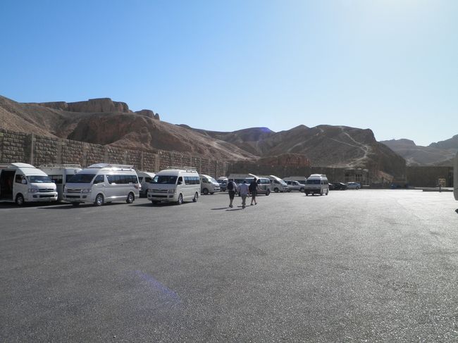 ハトシェプト女王葬祭殿から自転車で王家の谷のビジターセンターに移動しました。メインロードを左折した後は、もの凄い上り坂が続いてかなり大変でした。