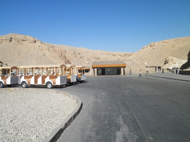 ビジターセンターの入口から墓が密集しているところまで10分ほど歩きます。