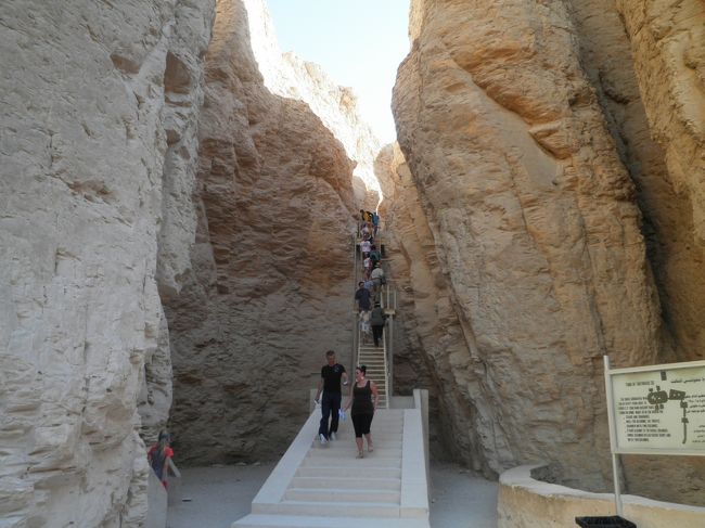 こういう狭い歩道を通って行く墓もあります。確かセティ2世だったでしょうか。<br />墓自体は素晴らしかったですが、看板を撮影しただけで目をつけられていたので居心地ははっきり言って悪かったです。墓を見たら、さっさと王家の谷を後にしました。