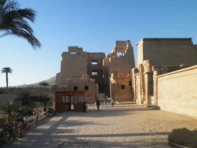 王家の谷の後、西岸のチケット売り場に戻りました。時刻は16時前、時間的に見れるのはあと一つ。王妃の墓にも行きたかったですが、貴族の墓、王家の谷でいくつもの墓を見たので、西岸最後はラメセス3世葬祭殿にしました。