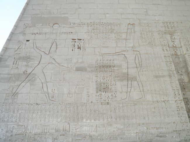 第一塔門のラメセス3世のリレーフ。