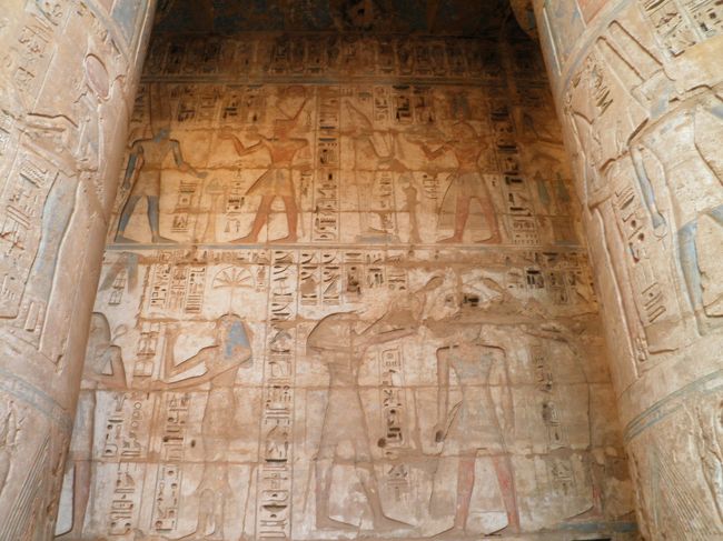 円柱、壁のリレーフ、素晴らしいです！