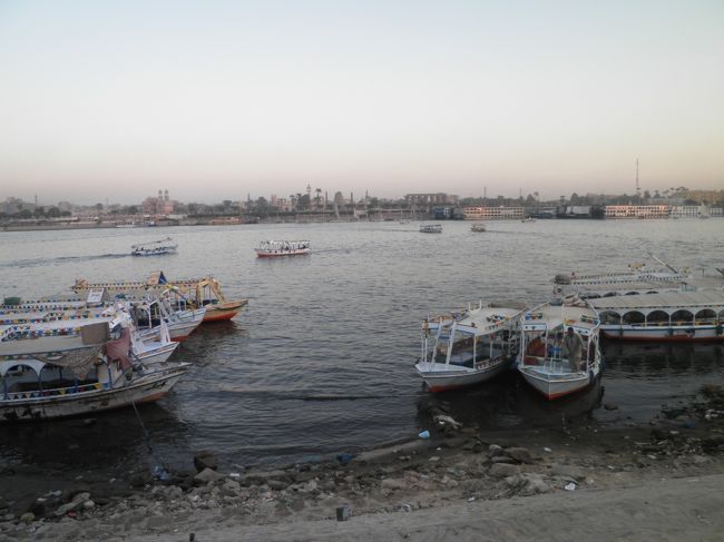 ナイル川西岸から東岸を撮影します。朝は逆光でしたが、この時間帯は夕日が中々のものです。