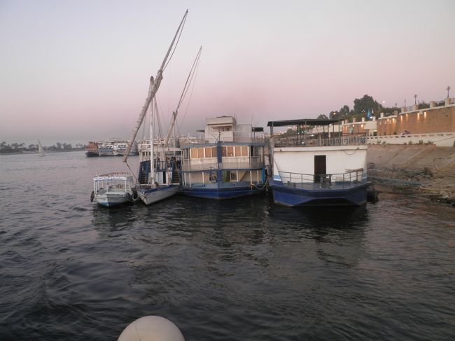 東岸に戻りました。この後、カルナック神殿の音と光のショーを見に行きます。続きはルクソール５へ。