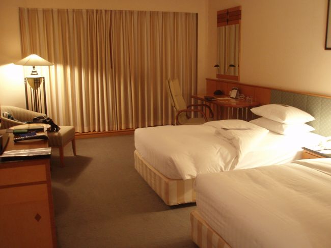 ホテルはツアーでデラックスのランクで指定できず<br /><br />メリアハノイに決まりました。<br /><br />１０年前初めてハノイを訪れた時にも泊まりました。<br /><br />印象はけっこうよかったのですが、<br /><br />今回、一度夕方に部屋に戻ってきたら<br /><br />まだ掃除されておらず、電話でお願いしました。<br /><br />また、チェックアウトの時も<br /><br />チェックアウトは明日と言われたり、<br /><br />よい印象だっただけに残念<br /><br /><br /><br /><br /><br />