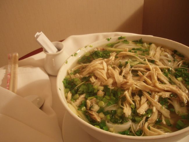 ホテルに着いたのは２３時すぎでしたが、<br /><br />お腹がすいてしまったので、ルームサービスで<br /><br />フォーガーをたのんでしまいました。<br /><br />日本では寝る前に食事なんて絶対しませんが、<br /><br />旅の間は太ることは考えず、食べたい物を食べます。