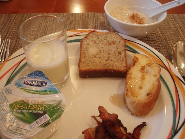 ホテルで朝食<br /><br />魚の粥<br /><br />バナナケーキ<br /><br />ナッツの入ったパン<br /><br />カリカリベーコン<br /><br />ヨーグルト<br /><br />スムージー