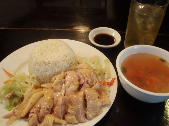 ＣＯＭ　ＶＩＥＮ（？）<br /><br />チキンライス<br /><br />野菜トマトスープ<br /><br />アイス蓮茶<br /><br />お店の名は定かでありませんが、<br /><br />キムドカフェのすぐ近くにあり、<br /><br />チキンライスが好きなので、通りがかりに入りました。<br /><br />ごはんがしょうががきいていて美味しかったです。<br /><br /><br /><br />