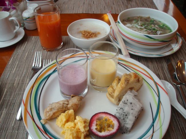 ホテルの朝食<br /><br />牛肉の粥<br /><br />フォーボー<br /><br />パン<br /><br />魚の照り焼き<br /><br />スクランブルエッグ<br /><br />ドラゴンフルーツ<br /><br />パッションフルーツ<br /><br />ブルーベリー・マンゴースムージー<br /><br />にんじんジュース<br /><br />生ジュース好きな私はにんじんジュースとスムージー<br /><br />がお気に入りでした。