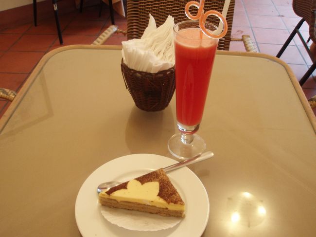 Ｃａｆｅ　Ｓｍｉｌｅ　＆　Ｒｅｓｔａｕｒａｎｔ<br /><br />スイカジュース<br /><br />ティラミス<br /><br />ティラミスいまいちでした<br /><br />こちらのトイレ設計ミスとしか思えないほど、<br /><br />便器とドアの間が狭く、かなり苦労しました。