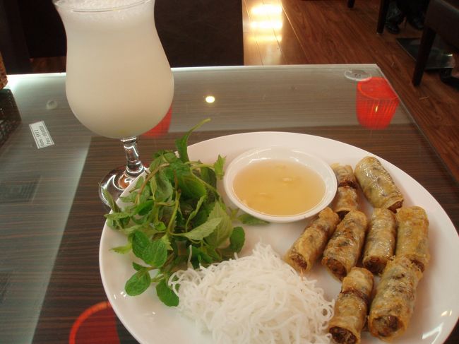 ノイバイ空港<br /><br />なしヨーグルトジュース<br /><br />揚げ春巻き<br /><br />今回揚げ春巻きを食べていなかったので、<br /><br />空港で食べてみました。