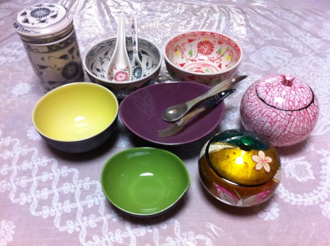 器<br /><br />ドンスアン・ハンザ市場<br /><br />ＨＡＮＯＩ　ＭＯＭＥＮＴで購入<br /><br />ハンザ市場で買ったバチャンは、<br /><br />かなり埃や汚れがひどく<br /><br />家で念入りに洗っていたら悲しいことに<br /><br />スプーンが１本折れてしまいました。<br /><br />お店のおばあちゃんがかわいらしかったので、<br /><br />別にいいです。