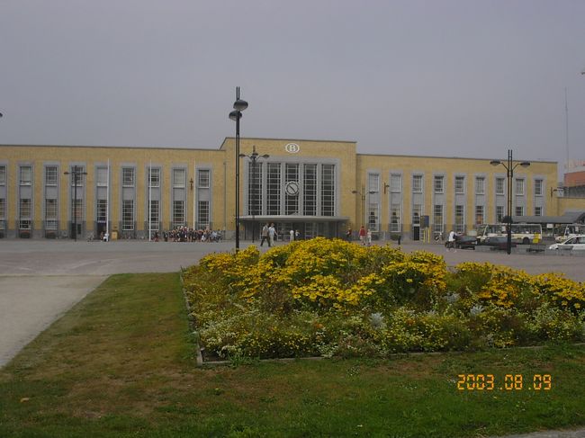 ブリュッセルから鉄道で約１時間。ブルージュ駅に到着しました。往復で13.2ユーロ。<br />