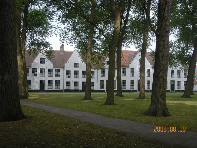 駅から歩いてすぐ、ベギン会修道院です。<br />1245年にフランドル伯夫人によって設立されました。