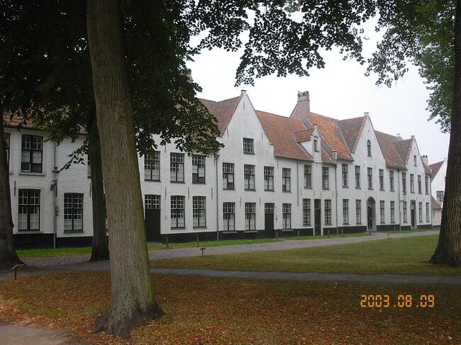 1998年に、ここを含めたフランドルの13のベギン会修道院が、ユネスコ世界遺産に登録されました。<br />オードリー・ヘップバーン主演の映画「尼僧物語」は、ここが舞台だそうです。<br />