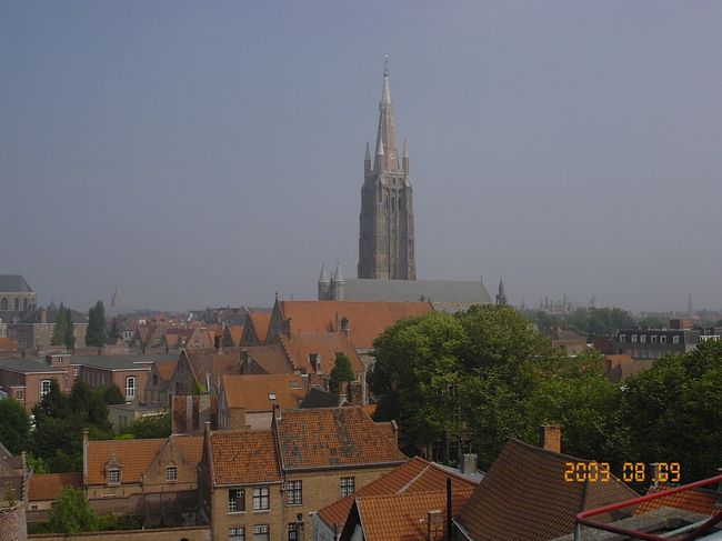 ストラッフ・ヘンドリック屋上からの眺め。<br />聖母教会の122mの塔が目立ちます。<br />
