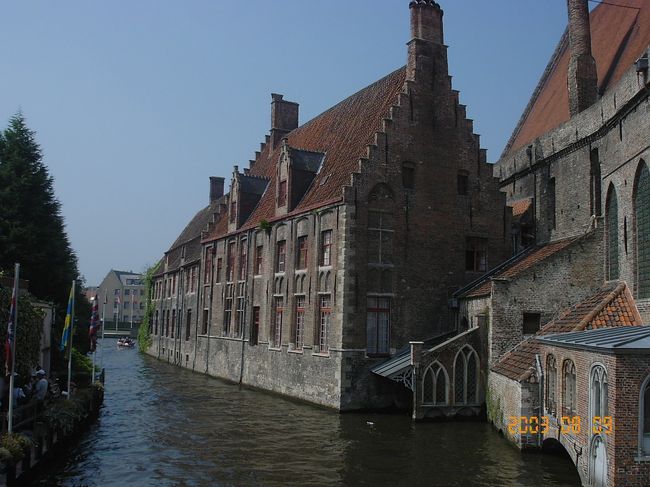 運河と、これは、、、、メムリンク美術館　だったか？