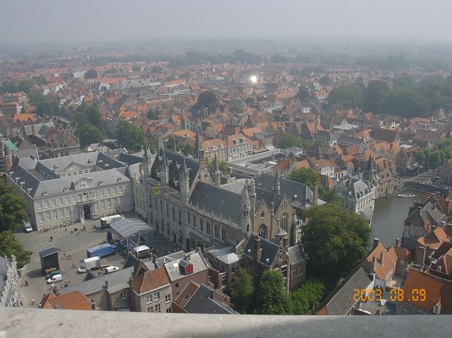 ブルグ広場と市庁舎<br />