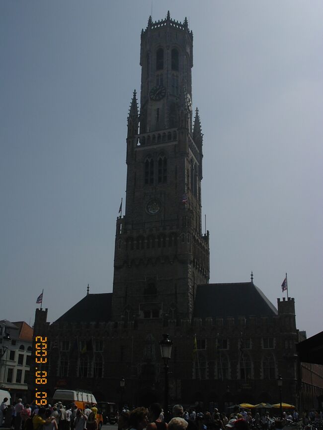 逆光となって見ずらいですが、マルクト広場からみた鐘楼の全貌<br />