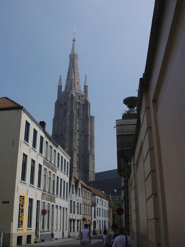 聖母教会の塔を後ろに見つつ、駅に戻ります。<br />次は、ゲントへ。<br /><br />2003年夏　ベネルクス三国７：ベルギー　世界遺産の街　ゲント<br />http://4travel.jp/traveler/hanken/album/10646091/