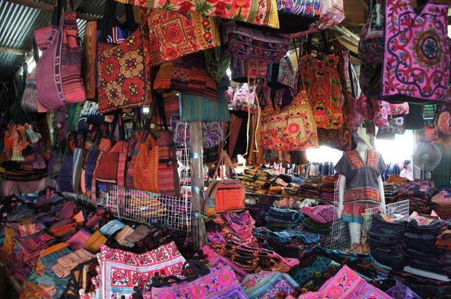 チェンマイ<br /><br />モン族の市場<br />土日月だけ開かれると思っていたら火曜日も開いていた。<br />