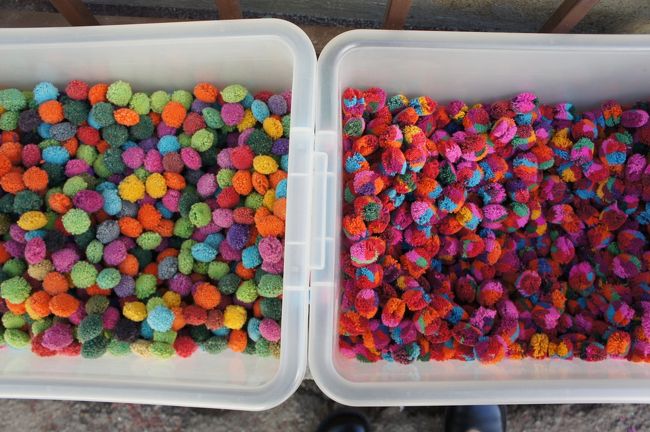 チェンマイ<br /><br />いろんなものにつけるボンボン。<br />外で手作りしている。