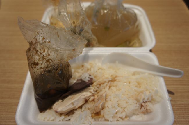 チェンマイ<br /><br />知り合い曰くチェンマイ一美味しいカオマンガイ。<br />お店のメニューはカオマンガイのみ。<br />タイはスープでもなんでも持ち帰りok。<br />納得の味。