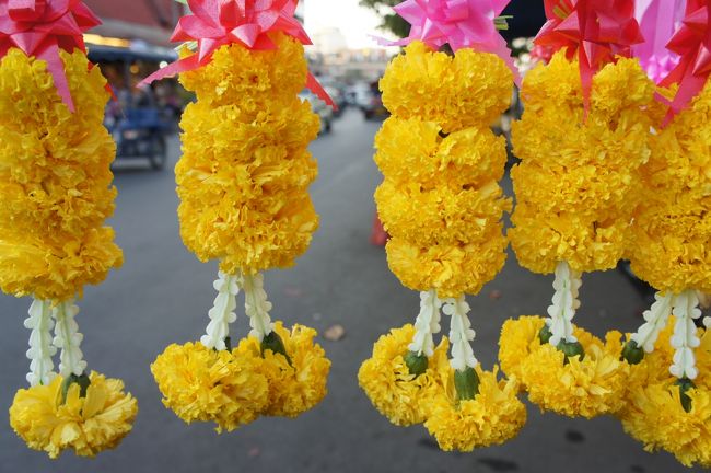 チェンマイ<br /><br />ピン川近く。<br />花市場にはお供えのものも多い。
