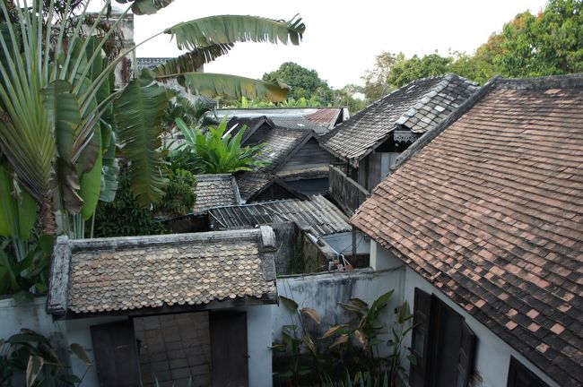 チェンマイ<br /><br />かなり古い建物。<br />雑貨屋さんの２階から撮影。
