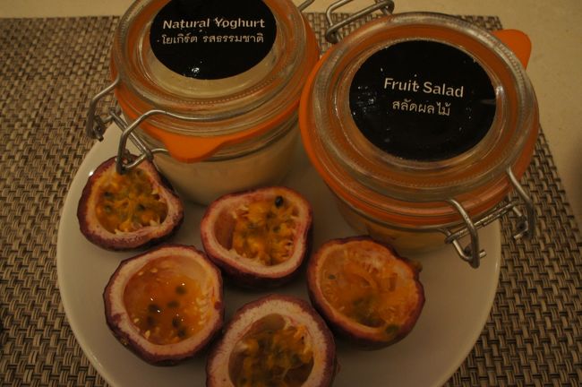 チェンマイ<br />朝食にパッションフルーツがあってテンションが上がる<br />ヨーグルトも一つ一つこんな瓶に入っている