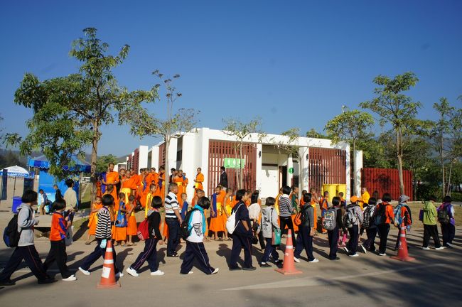 チェンマイ 花博<br /><br />修学旅行<br />子どもたちが多かった。<br />タイ人は家族が修学旅行だった場合、付いてくることが<br />あるらしい。それが普通だそう。