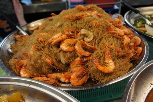 チェンマイ <br />タニン市場<br />ここのお惣菜は味が良くて夕方には<br />売り切れになってしまうらしい。