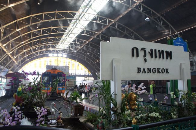 バンコク<br />ホワランポーン駅。<br />何度もタイに来てるのにここは初めて。<br />電車で行くツアーに参加。<br />申込はウェンディツアーで。