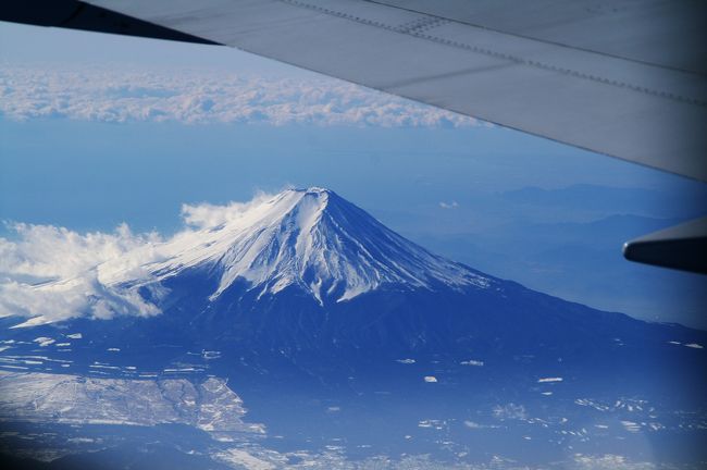 関東地方は快晴で、山頂を雪で覆った富士山がくっきり。