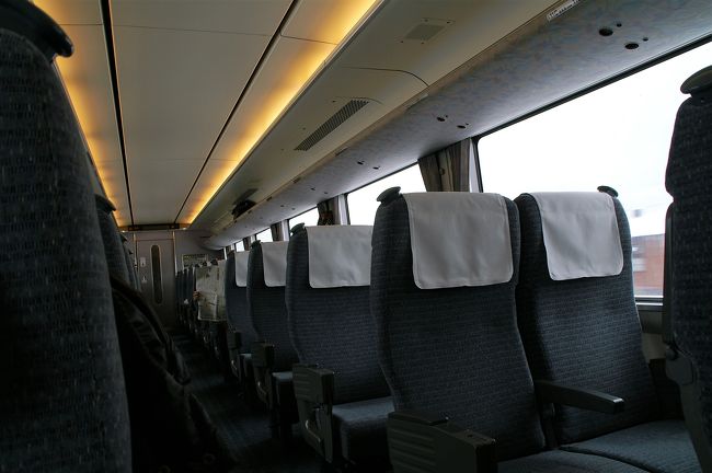 この車両の乗客は数人程度。空いています。そういえば小松空港で降りた乗客のほとんどは金沢方面行きのバスに乗車しており、JR小松駅行きのバスの乗客は僅かでした。