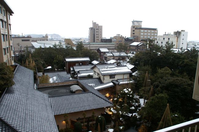 翌朝の景色。昨夜からの雪と強風は少しおさまりましたがテレビのニュースでは今朝はこの冬一番の寒さとか。仲居さんからも路面が凍結しているので外出は控えるようにとのアドバイス。