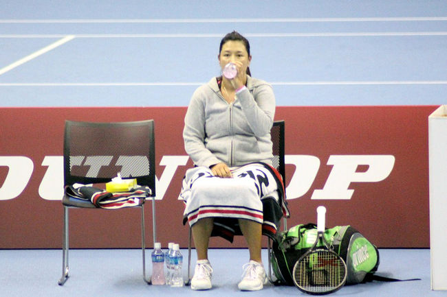 途中でクルム伊達公子選手が負傷休憩。<br />前日休養だったとは言ってもベテラン選手ですから、疲れはかなりあるでしょう。<br />もしかしたら前日弛めてしまったのが、逆にいけなかったのかも？<br /><br /><br />ターマリーン選手が膝に掛けているタオルか隣りの椅子に置いてあるスポンサーのスポーツタオルのどちらかが、今は私の手元にあります。<br /><br />恐らくターマリーン選手は覚えてないのでしょうが、優勝する度に毎年私にこのタオルをくれるんです。