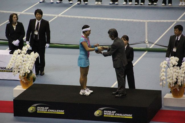 準優勝のクルム伊達公子選手の表彰です。<br /><br />もちろんこの前に優勝者の表彰があったのですが、私は正面で国旗を振っていたので写真がありません。