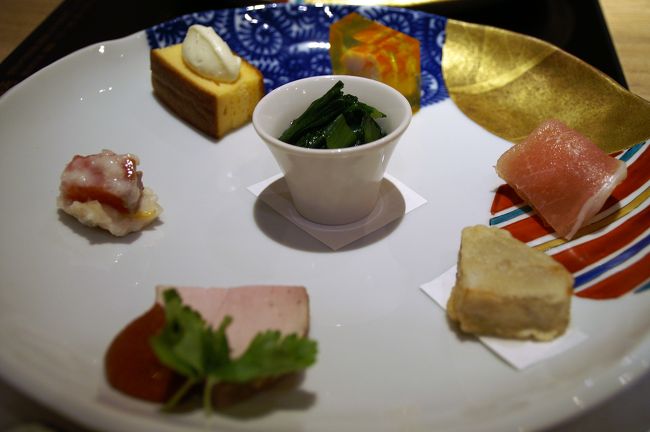 料理は２周年記念献立（5,500円）を注文。近くの犀川の店から２年前に移転して来た由。<br /><br />前菜七福：金沢春菊ひたし、里芋ふくませ揚げ、カステーラチーズ、紅しゃけ大根寿司、ズワイショーケース、八乙女豚とまと味噌、生ハムとフルーツ。