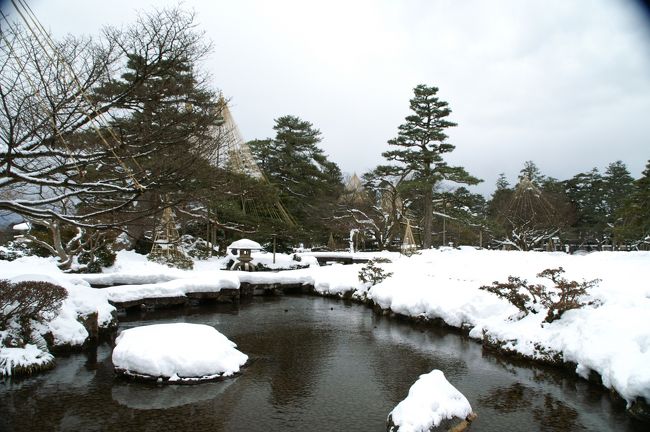 雁行橋の方向。積雪で足場が悪いが、観光客が少なく、公園内は澄み切った静寂な雰囲気。