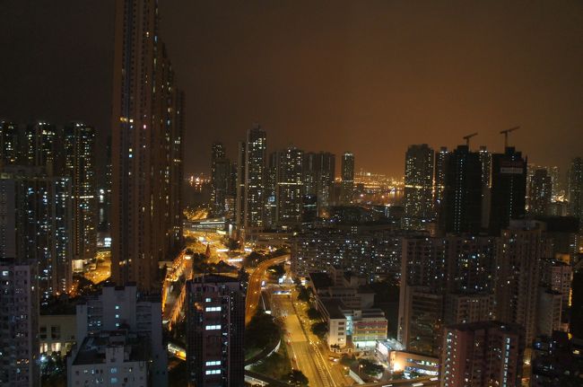 ホテルの28階の部屋からの夜景はこんなかんじ。昼間は普通な気もしたけど、なかなかきれいでした<br />