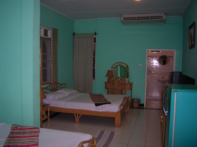 宿泊はデイ・インホテル。第一希望のランサーンホテルがとれなかったため、こちらへ。まあまあ便利な場所でした。部屋は無駄に広くて快適。内装は籐家具で統一されていておしゃれです。